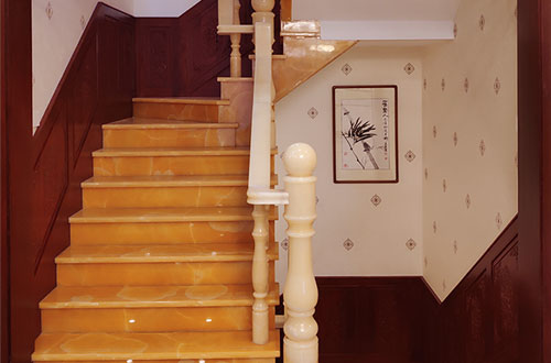 寿县中式别墅室内汉白玉石楼梯的定制安装装饰效果