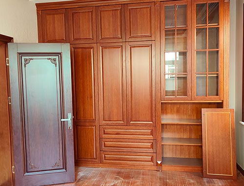 寿县中式家庭装修里定制的实木衣柜效果图